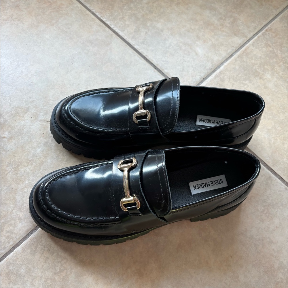 Like Gucci.  NEW STEVE MADDEN women's lando loafers in black.